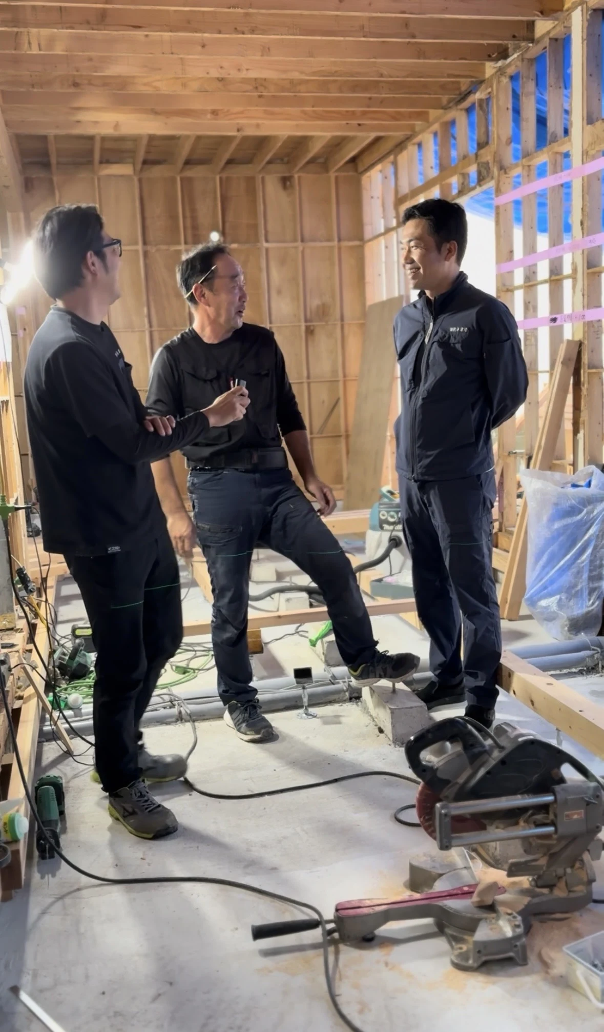 左　現場監督、中　大工さん、右　社長