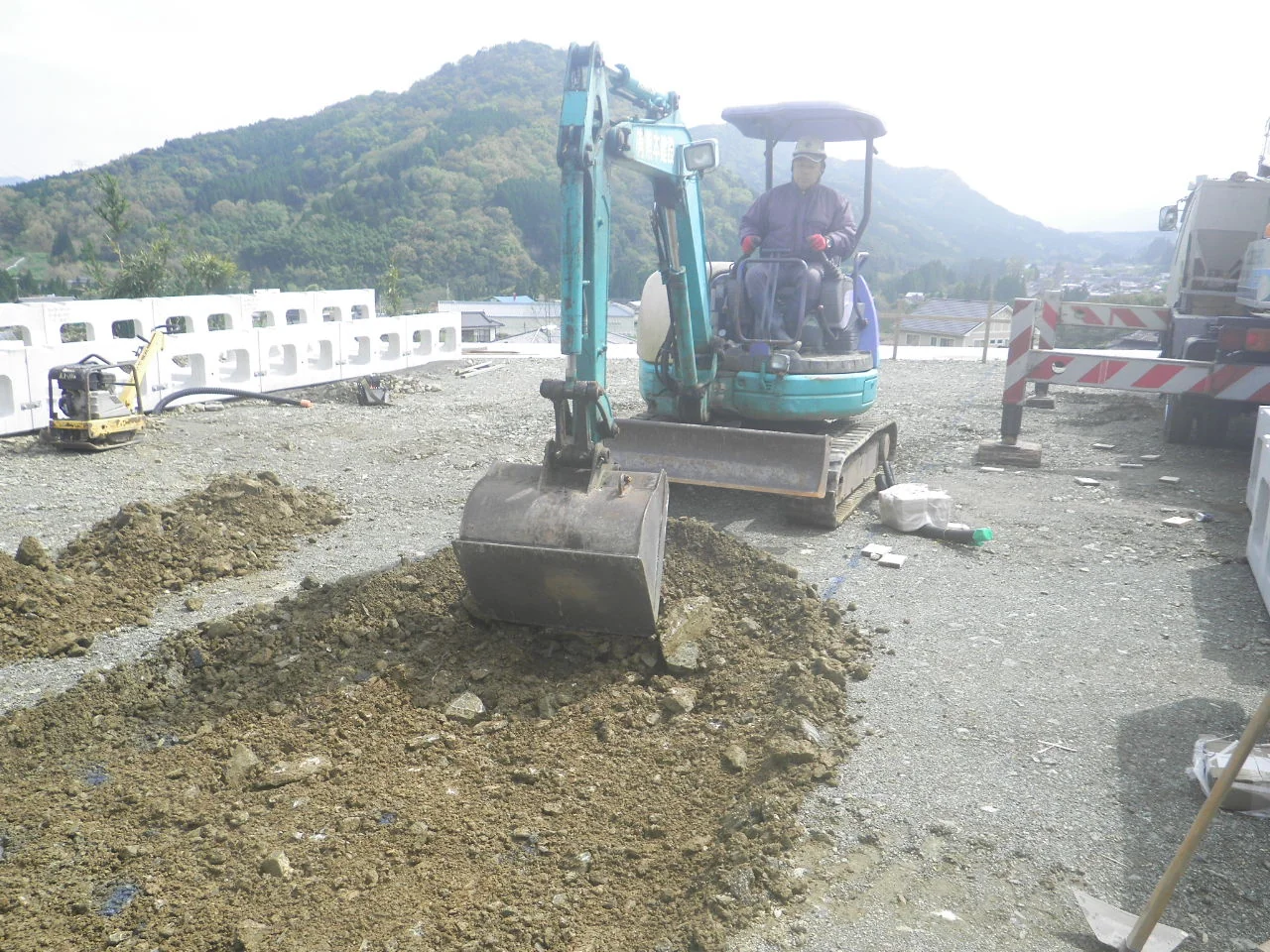 重機を使って進める土木工事の現場